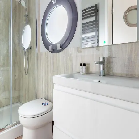 Luxury Houseboat In Marina Bådhotel