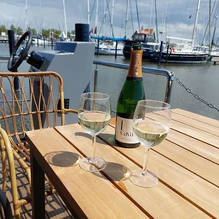 Tekne Luxury Houseboat In Marina