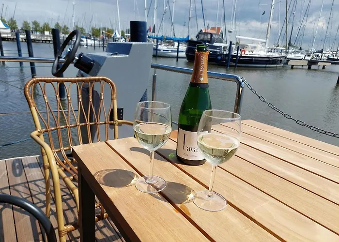 Tekne Luxury Houseboat In Marina