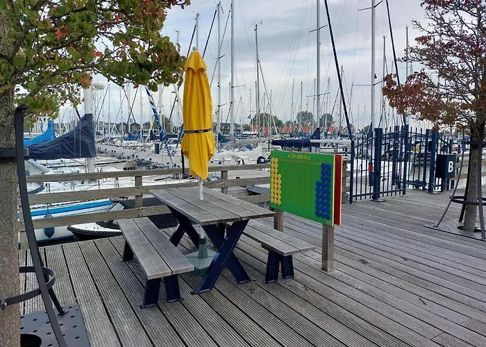 Luxury Houseboat In Marina 볼렌담